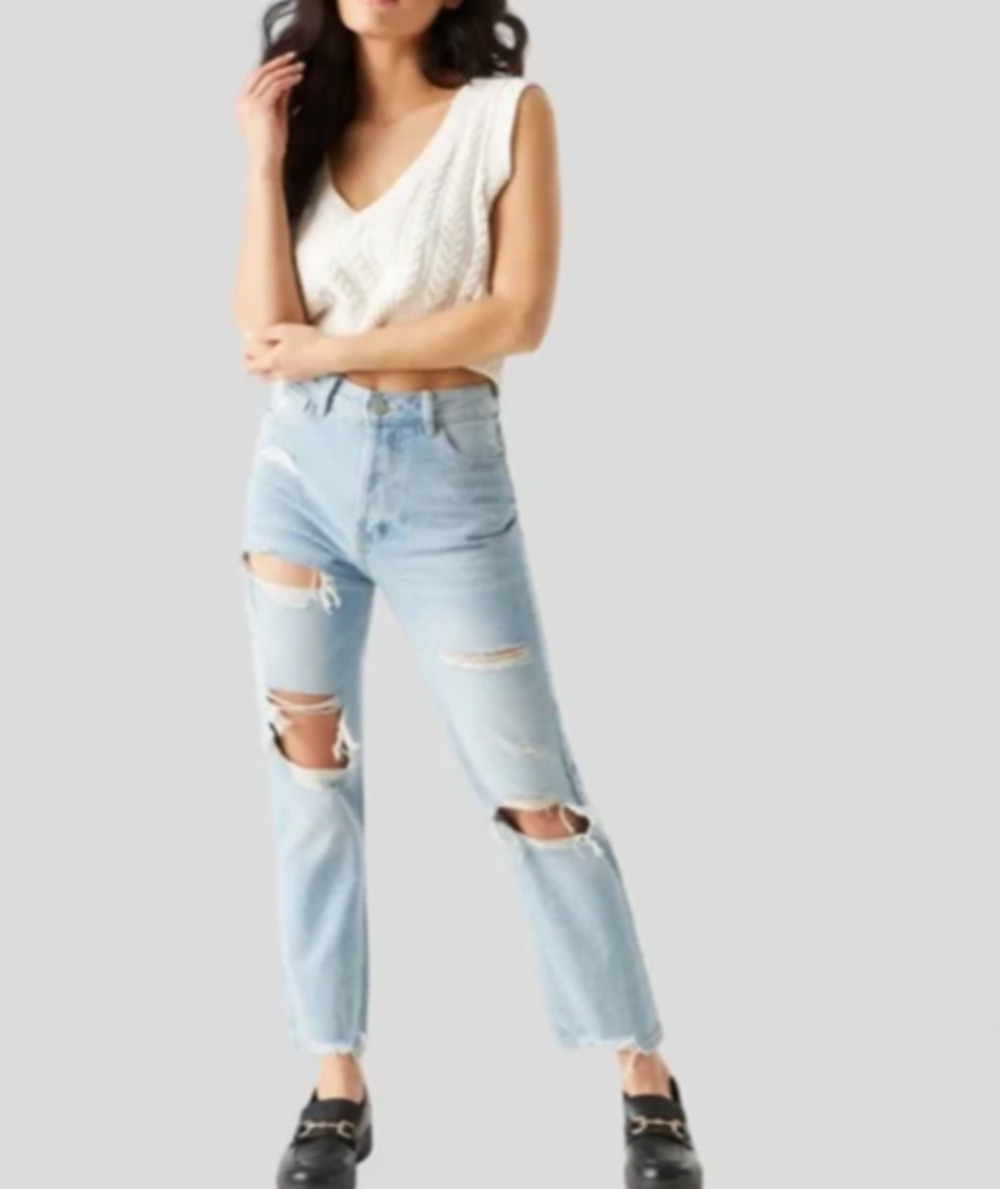 Refuge Denim Mom Distressed Light wash jeans Size 7, cotton. Style # 16-2011CR
